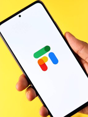 Assam, Hindistan - 29 Mayıs 2021: Telefon ekranı görüntüsünde Google Fi logosu.