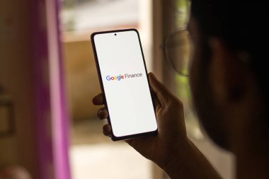 Assam, Hindistan - 29 Mayıs 2021: Telefon ekranı görüntüsünde Google Finans logosu.