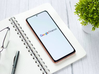 Assam, Hindistan - 29 Mayıs 2021: Telefon ekranı görüntüsünde Google Finans logosu.