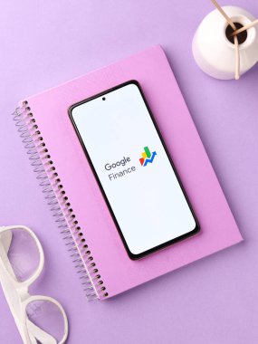 Assam, Hindistan - 29 Mayıs 2021: Telefon ekranı görüntüsünde Google Finans logosu.