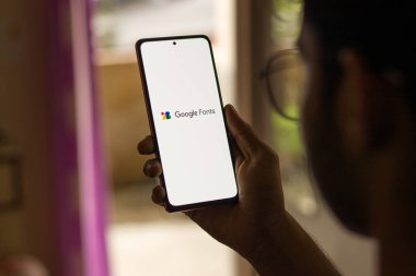 Assam, Hindistan - 29 Mayıs 2021: Telefon ekranı görüntüsünde Google Fonts logosu.
