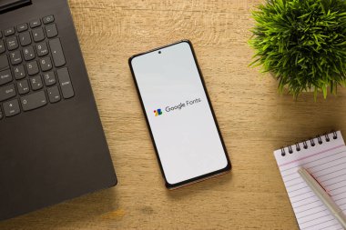 Assam, Hindistan - 29 Mayıs 2021: Telefon ekranı görüntüsünde Google Fonts logosu.