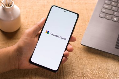 Assam, Hindistan - 29 Mayıs 2021: Telefon ekranı görüntüsünde Google Fonts logosu.