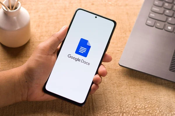 Assam, Hindistan - 31 Ocak 2021: Telefon ekranı görüntüsünde Google Doküman logosu.
