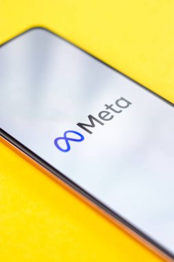 Batı Bangal, Hindistan - 29 Ekim 2021: Meta telefon ekranındaki yeni Facebook adı logosu.