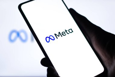 Batı Bangal, Hindistan - 29 Ekim 2021: Meta telefon ekranındaki yeni Facebook adı logosu.