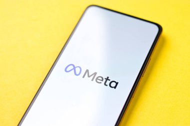 Batı Bangal, Hindistan - 29 Ekim 2021: Meta telefon ekranındaki yeni Facebook adı logosu.