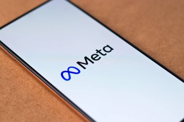 Batı Bangal, Hindistan - 29 Ekim 2021: Meta telefon ekranındaki yeni Facebook adı logosu.