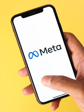 Batı Bangal, Hindistan - 29 Ekim 2021: Meta telefon ekranındaki yeni Facebook adı logosu.