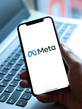 Batı Bangal, Hindistan - 29 Ekim 2021: Meta telefon ekranındaki yeni Facebook adı logosu.