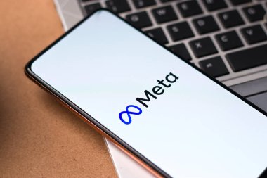 Batı Bangal, Hindistan - 29 Ekim 2021: Meta telefon ekranındaki yeni Facebook adı logosu.