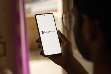 Assam, Hindistan - 29 Mayıs 2021: Telefon ekranı görüntüsünde Google Forms logosu.