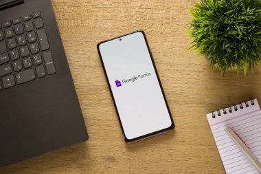 Assam, Hindistan - 29 Mayıs 2021: Telefon ekranı görüntüsünde Google Forms logosu.