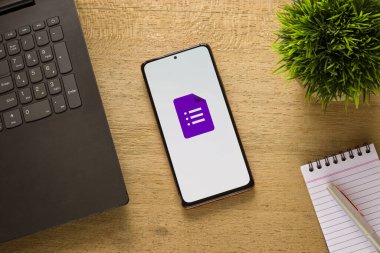 Assam, Hindistan - 29 Mayıs 2021: Telefon ekranı görüntüsünde Google Forms logosu.