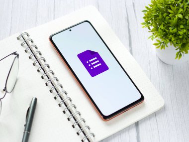 Assam, Hindistan - 29 Mayıs 2021: Telefon ekranı görüntüsünde Google Forms logosu.
