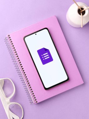 Assam, Hindistan - 29 Mayıs 2021: Telefon ekranı görüntüsünde Google Forms logosu.