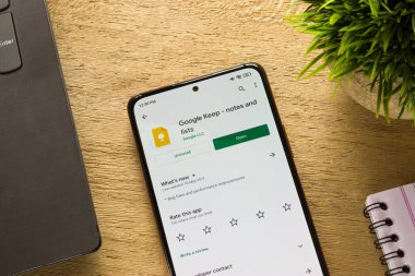 Assam, Hindistan - 29 Mayıs 2021: Google Telefon ekranında logo tut.