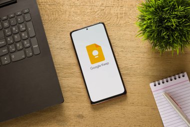 Assam, Hindistan - 29 Mayıs 2021: Google Telefon ekranında logo tut.