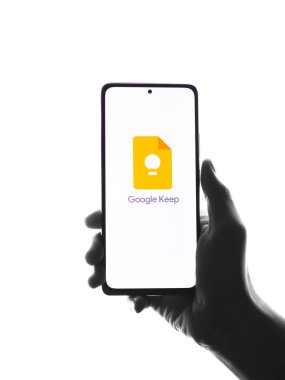 Assam, Hindistan - 29 Mayıs 2021: Google Telefon ekranında logo tut.