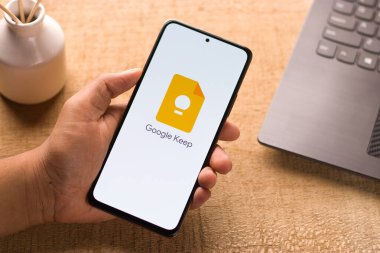 Assam, Hindistan - 29 Mayıs 2021: Google Telefon ekranında logo tut.