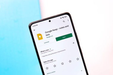 Assam, Hindistan - 29 Mayıs 2021: Google Telefon ekranında logo tut.