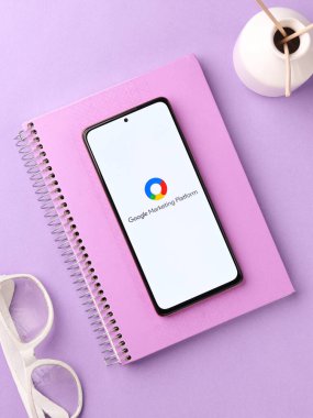 Assam, Hindistan - 29 Mayıs 2021: Telefon ekranı görüntüsünde Google Pazarlama Platformu logosu.