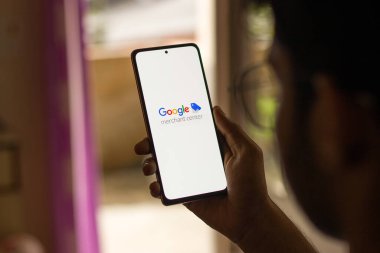 Assam, Hindistan - 29 Mayıs 2021: Telefon ekranında Google Merchant Center logosu.