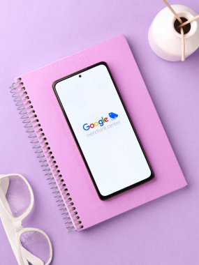 Assam, Hindistan - 29 Mayıs 2021: Telefon ekranında Google Merchant Center logosu.