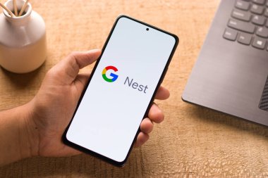 Assam, Hindistan - 29 Mayıs 2021: Telefon ekranı görüntüsünde Google Yuva logosu.