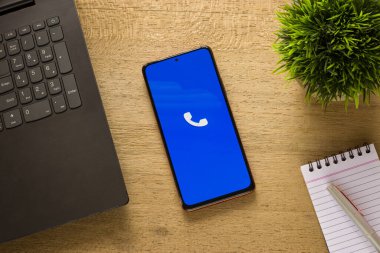 Assam, Hindistan - 29 Mayıs 2021: Telefon ekranı görüntüsü üzerinde Google Telefon uygulaması logosu.