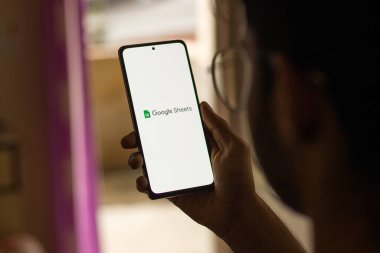 Assam, Hindistan - 6 Eylül 2020: Telefon ekranı görüntüsünde Google levha logosu.