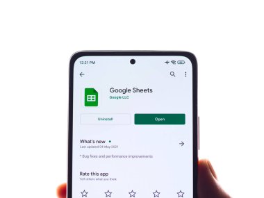 Assam, Hindistan - 6 Eylül 2020: Telefon ekranı görüntüsünde Google levha logosu.