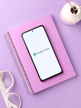 Assam, Hindistan - 6 Eylül 2020: Telefon ekranı görüntüsünde Google levha logosu.