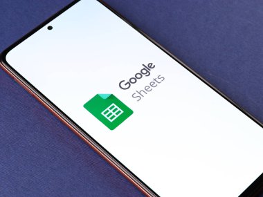 Assam, Hindistan - 6 Eylül 2020: Telefon ekranı görüntüsünde Google levha logosu.
