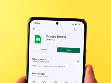 Assam, Hindistan - 6 Eylül 2020: Telefon ekranı görüntüsünde Google levha logosu.