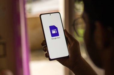 Assam, Hindistan - 29 Mayıs 2021: Google Sites uygulaması logosu telefon ekranı görüntüsü.