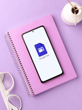 Assam, Hindistan - 29 Mayıs 2021: Google Sites uygulaması logosu telefon ekranı görüntüsü.