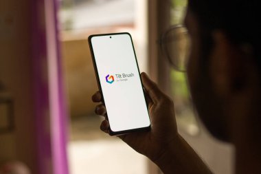 Assam, Hindistan - 29 Mayıs 2021: Telefon ekranında Google Tilt Brush logosu.