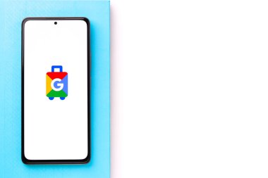 Assam, Hindistan - 29 Mayıs 2021: Telefon ekranı görüntüsünde Google Seyahat logosu.