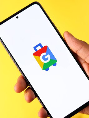 Assam, Hindistan - 29 Mayıs 2021: Telefon ekranı görüntüsünde Google Seyahat logosu.