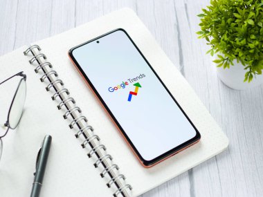 Assam, Hindistan - 29 Mayıs 2021: Telefon ekranı görüntüsünde Google Trends logosu.