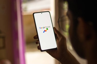 Assam, Hindistan - 29 Mayıs 2021: Telefon ekranı görüntüsünde Google Trends logosu.