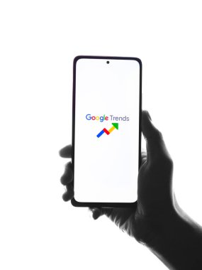 Assam, Hindistan - 29 Mayıs 2021: Telefon ekranı görüntüsünde Google Trends logosu.