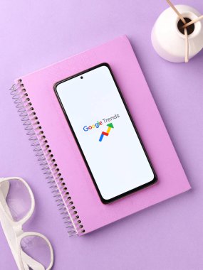 Assam, Hindistan - 29 Mayıs 2021: Telefon ekranı görüntüsünde Google Trends logosu.