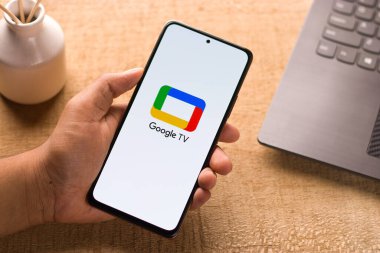 Assam, Hindistan - 29 Mayıs 2021: Telefon ekranı görüntüsünde Google TV logosu.
