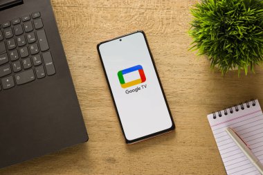 Assam, Hindistan - 29 Mayıs 2021: Telefon ekranı görüntüsünde Google TV logosu.
