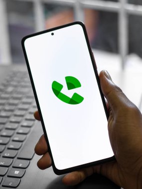 Assam, Hindistan - 29 Mayıs 2021: Telefon ekranı görüntüsünde Google Voice logosu.