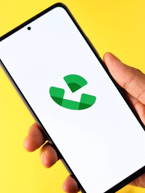 Assam, Hindistan - 29 Mayıs 2021: Telefon ekranı görüntüsünde Google Voice logosu.