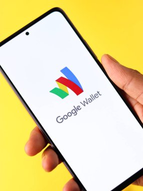Assam, Hindistan - 29 Mayıs 2021: Telefon ekranı görüntüsünde Google cüzdan logosu.