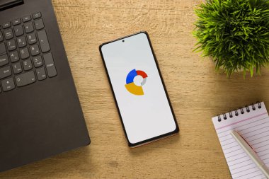Assam, Hindistan - 29 Mayıs 2021: Telefon ekranında Google Web Tasarımcısı logosu.